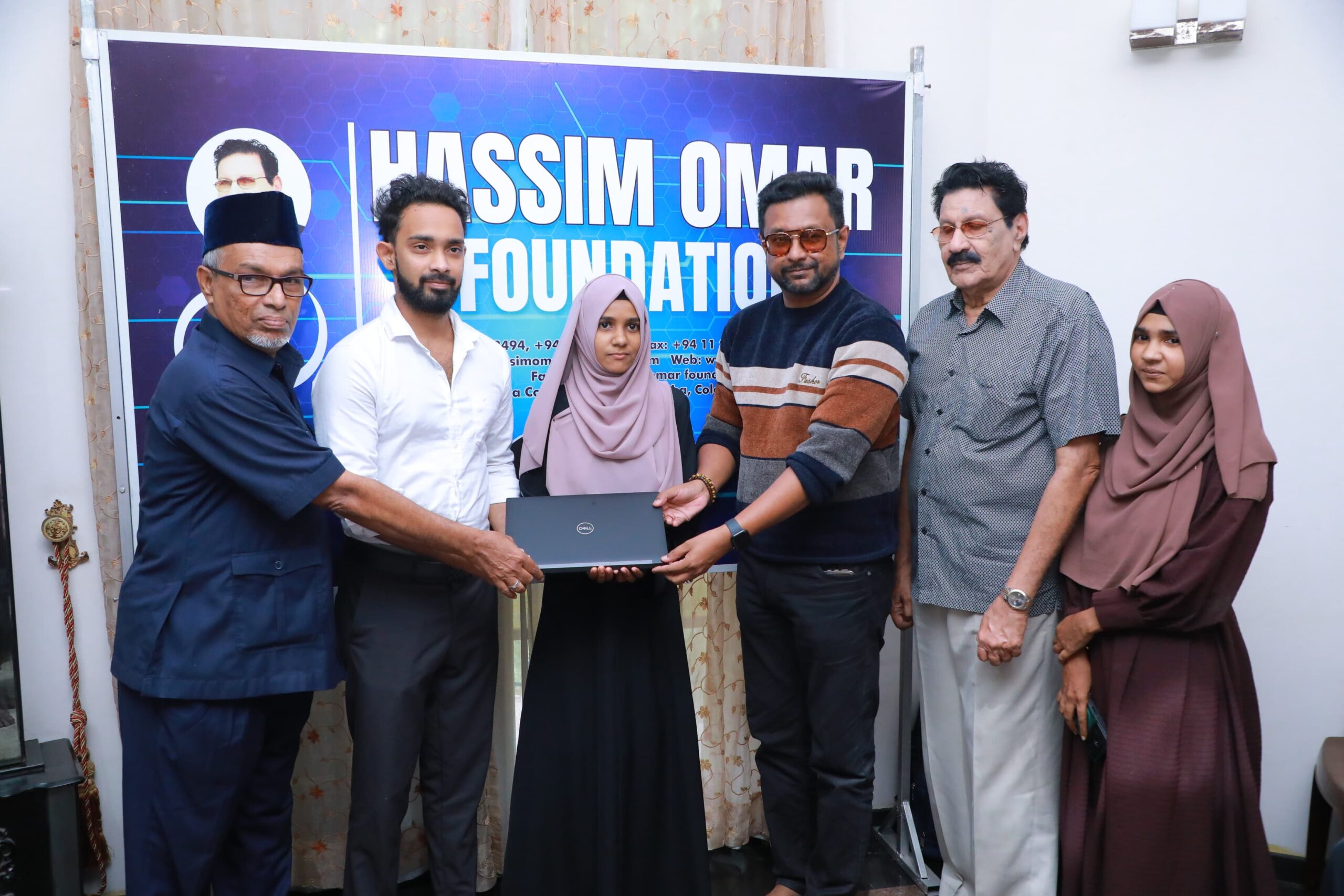 பல்கலை மாணவர்களுக்குமடி கணனி அன்பளிப்பு..!